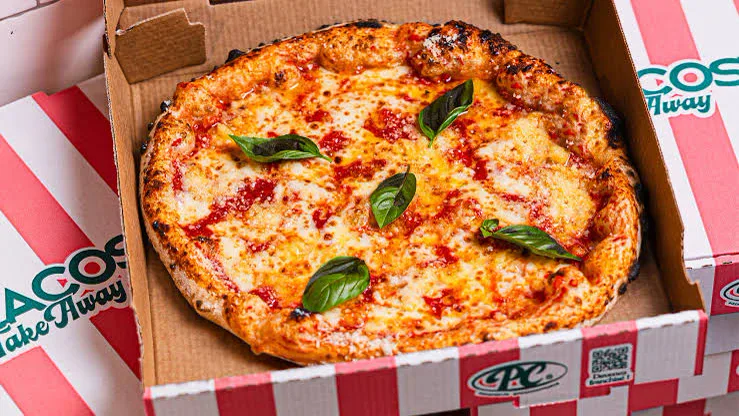 Une pizza margherita de Pizza Cosy dans sa boîte à emporter