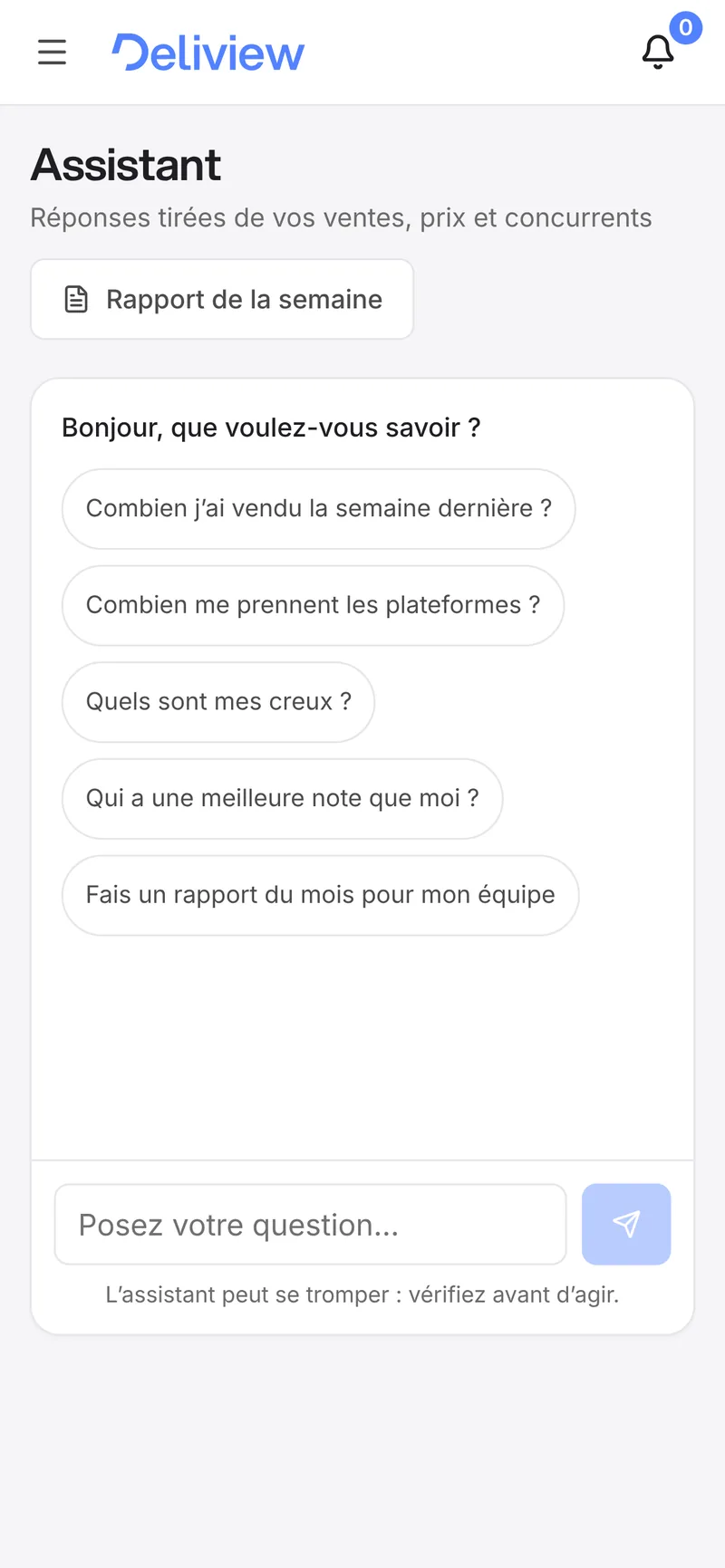 Écran Assistant de Deliview sur téléphone : des questions prêtes (« Combien j’ai vendu la semaine dernière ? », « Quels sont mes creux ? ») et le champ pour poser la vôtre. Compte de démonstration, chiffres fictifs.